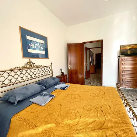 The Collector's - Station & Park View Bari