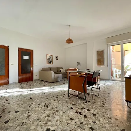 The Collector's - Station & Park View *