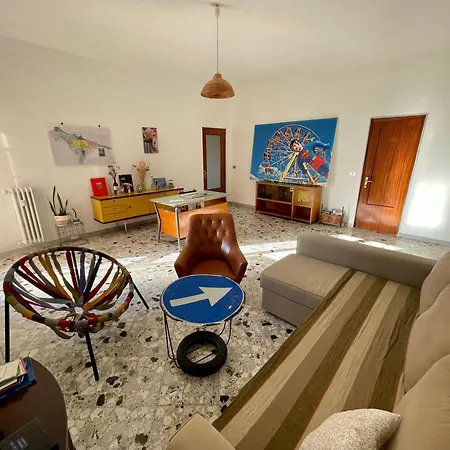 The Collector's - Station & Park View Apartment